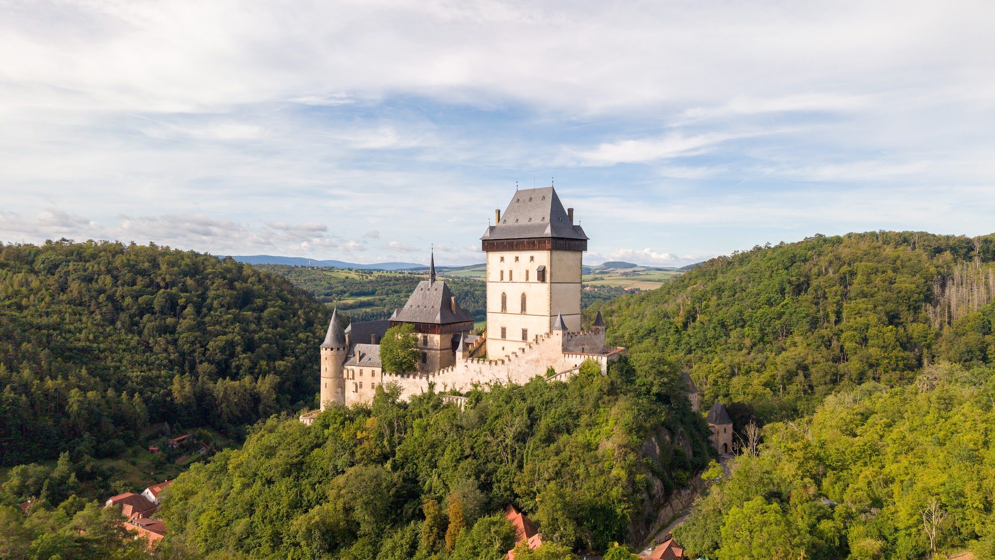 Osvětlený hrad Karlštejn v noci nad ubytováním Kings Lodge